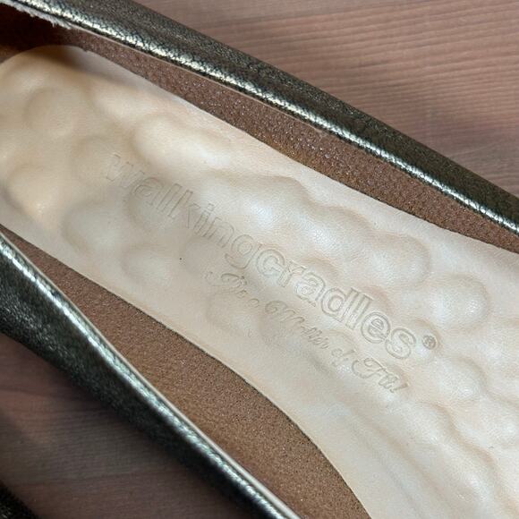 NWOT Walking Cradle Round Toe Gold Metallic Flats Size 6.5 - Picture 7 of 10